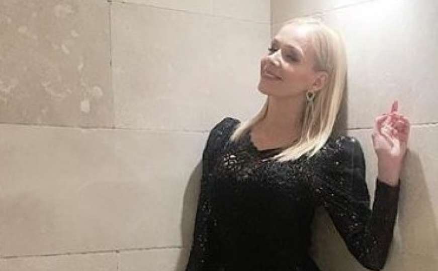 Jelena Rozga zagolicala maštu fanova u crnoj kratkoj i rupičastoj haljini