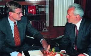 Carl Bildt – čovjek koji na duši ima Srebrenicu i odbranu politike Miloševića!