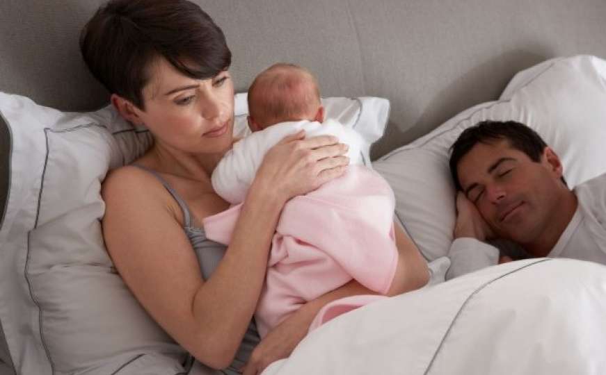 Evo koliko očeva se pretvara da spava kada čuje bebin plač