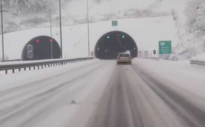Oprez vozači: Snijeg i led na većini putnih pravaca u BiH 