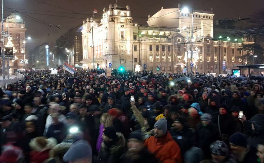 Protesti u Beogradu: Hiljade ljudi na ulicama marširaju protiv Vučića