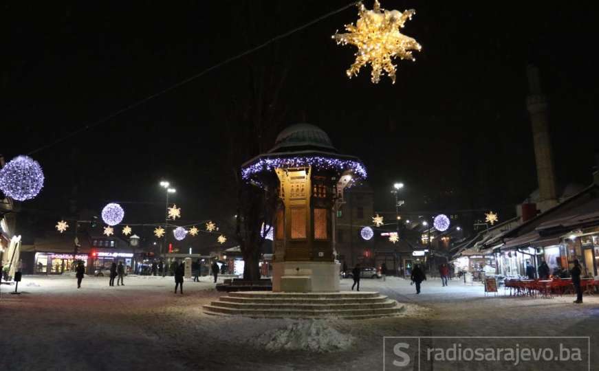 Hladna subotnja noć: Poluprazno Sarajevo pod bijelim prekrivačem