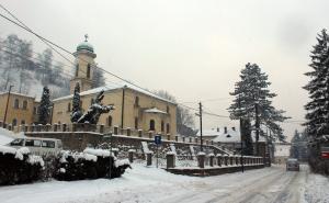 Božić u Visokom vjernici dočekali u urušenoj crkvi, nacionalnom spomeniku