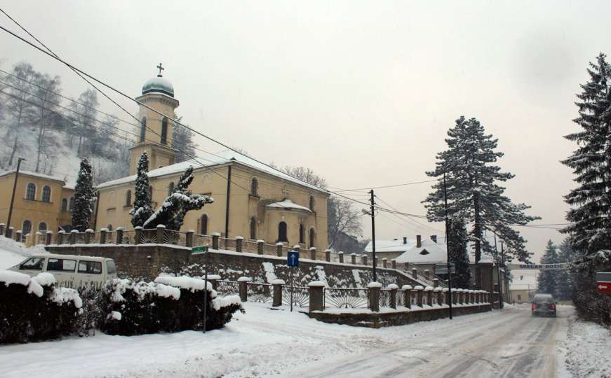 Božić u Visokom vjernici dočekali u urušenoj crkvi, nacionalnom spomeniku