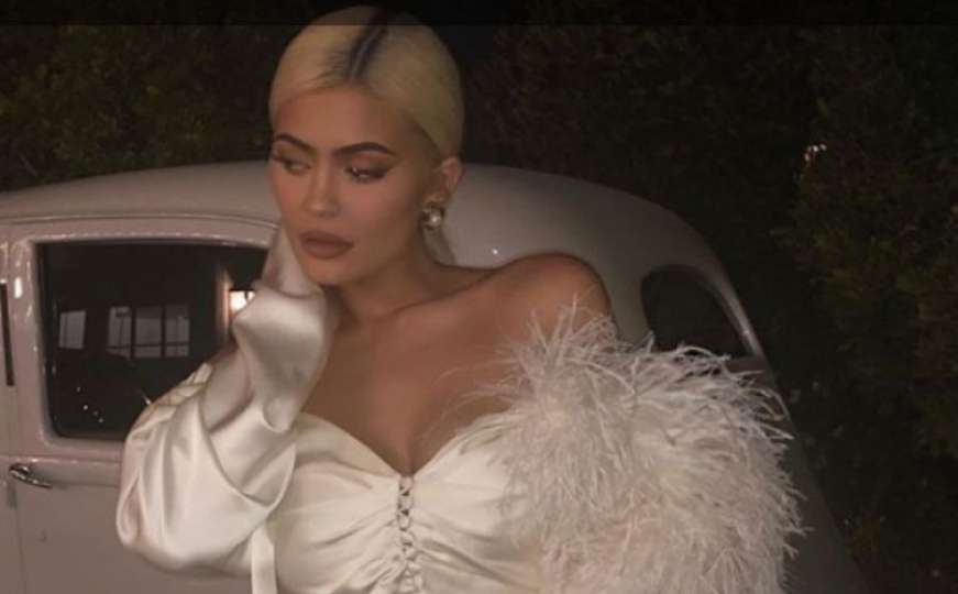 Pale zaruke: Kylie Jenner pokazala ogromni dijamantni prsten