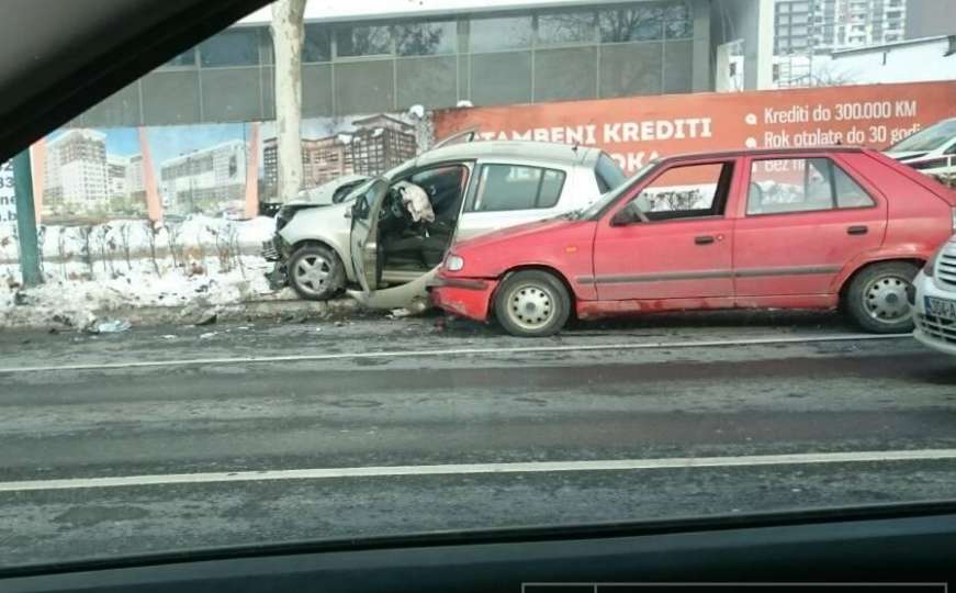 Sarajevo: Autom udario u drvo preko puta Olimpijskog bazena