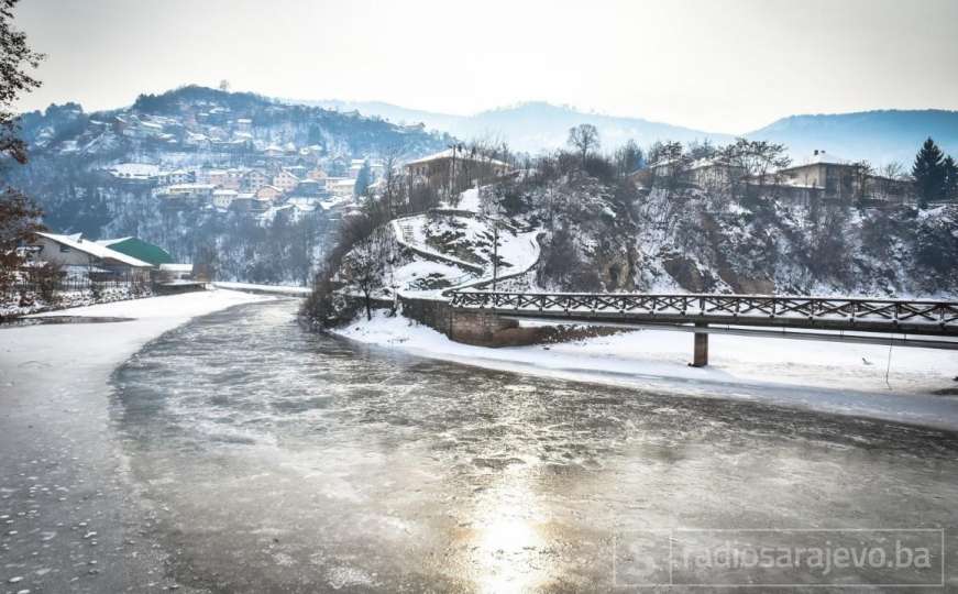 Minusi i snijeg u Sarajevu: Miljacka na Bentbaši okovana ledom