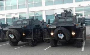 Proslava neustavnog dana RS-a: Transporteri parkirani kod zgrade RTRS-a