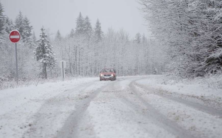 Vozači oprez: Snijeg i led okovao bh. ceste