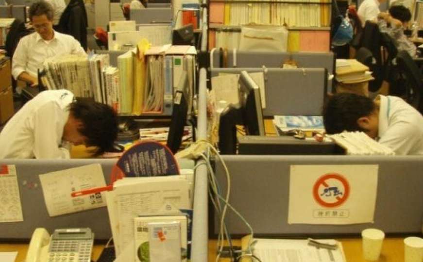 Pospanost košta: U Japanu obavezno spavanje na poslu!