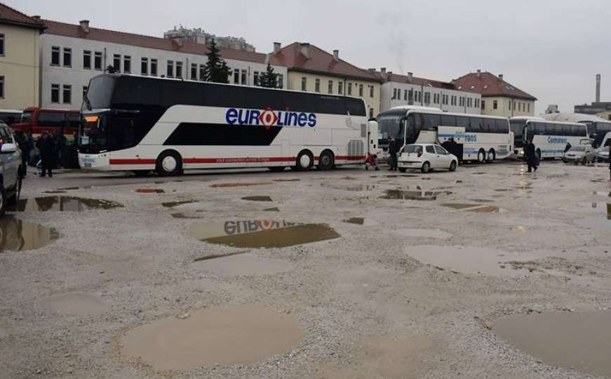 Pijana Sarajka lopatom razbila prozor na autobusu Centrotransa