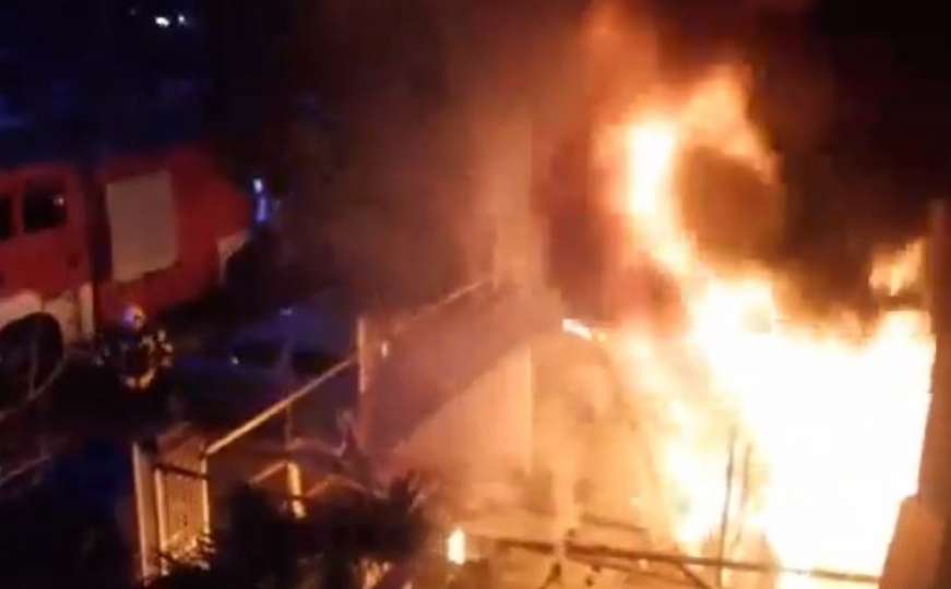 Mostar: Vatrena stihija uništila poslovni prostor, plamen stigao do 4. sprata zgrade