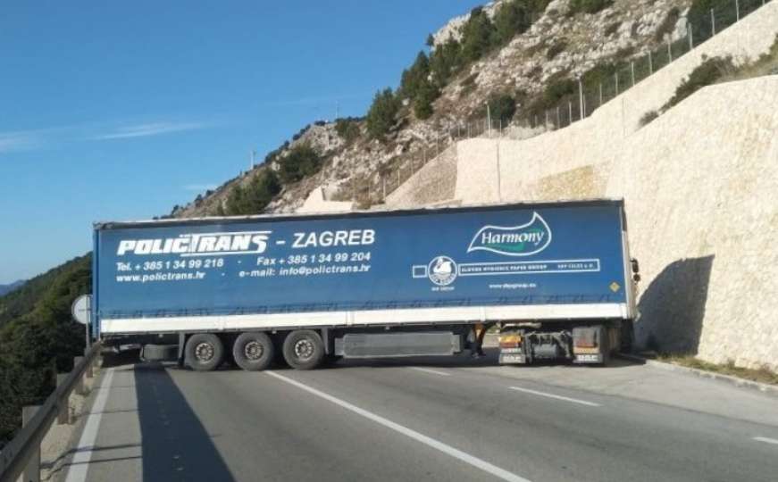Dubrovnik: Vozač šlepera bh. tablica iznervirao ostale učesnike u saobraćaju