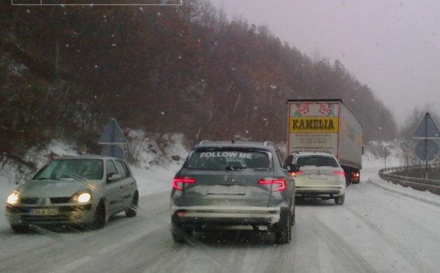 Vozači oprez: Odroni, led i snijeg stvaraju probleme