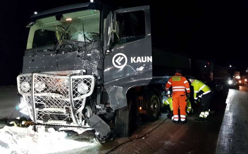 Tragedija u Švedskoj: Šestero stranaca poginulo u sudaru minibusa i kamiona