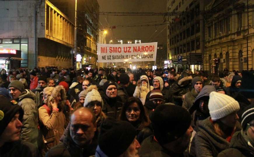 “Probudi se, ustani Srbijo”: Hiljade Beograđana opet protestuju protiv Vučića