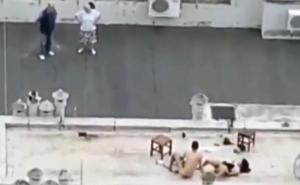 Snimljeni kako se seksaju na krovu zgrade, a muškarac se potom naklonio "publici"