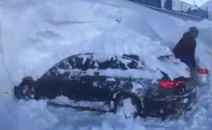 Austrija: Kako očistiti tri metra snijega sa auta