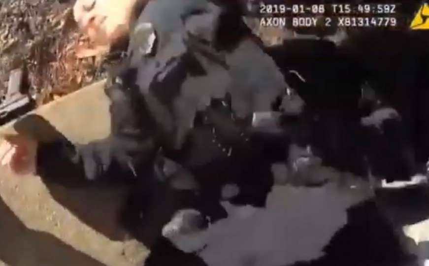 Policija objavila snimak kako je policajac tokom pretresa slučajno ranio partnericu