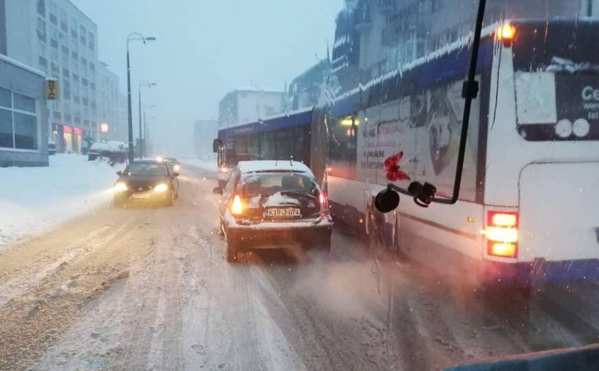 Autobus proklizao: Velike saobraćajne gužve na ulazu u Sarajevo