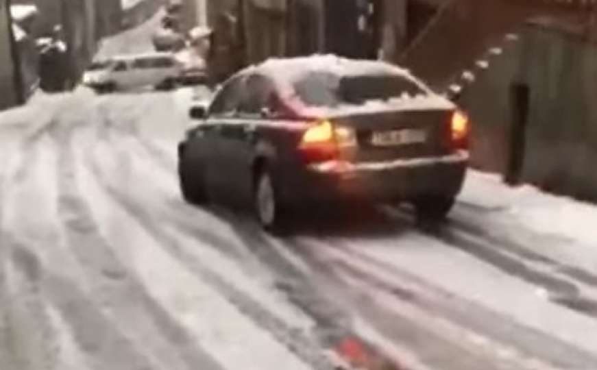 Sarajevo: Pogledajte kako je Volvo otklizao niz zaleđenu ulicu i udario u kombi