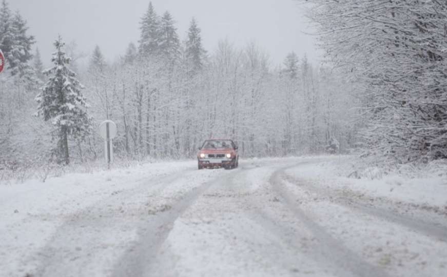 Važno obavještenje za sve vozače: Led, snijeg i lavine prave probleme