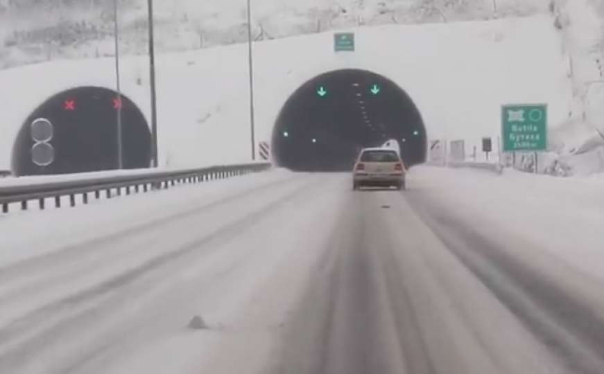 Upozorenje vozačima: Led, snijeg, lavine i radovi otežavaju saobraćaj