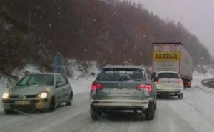 Važno obavještenje za vozače: Poledica, odroni, lavine otežavaju saobraćaj