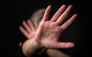 Teslić: 19-godišnjak prijavljen zbog prijetnji i zlostavljanja maloljetnice