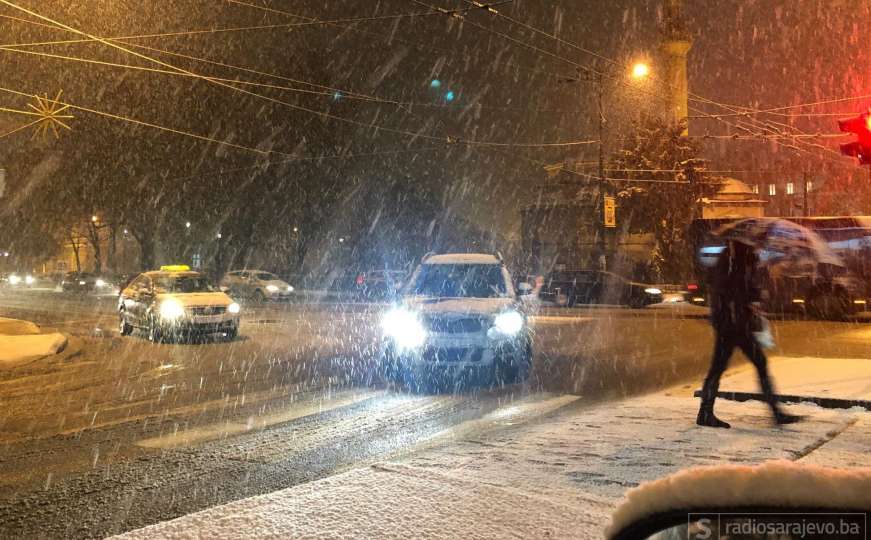 Snijeg ponovo zabijelio Sarajevo: Do kada nas očekuju padavine?