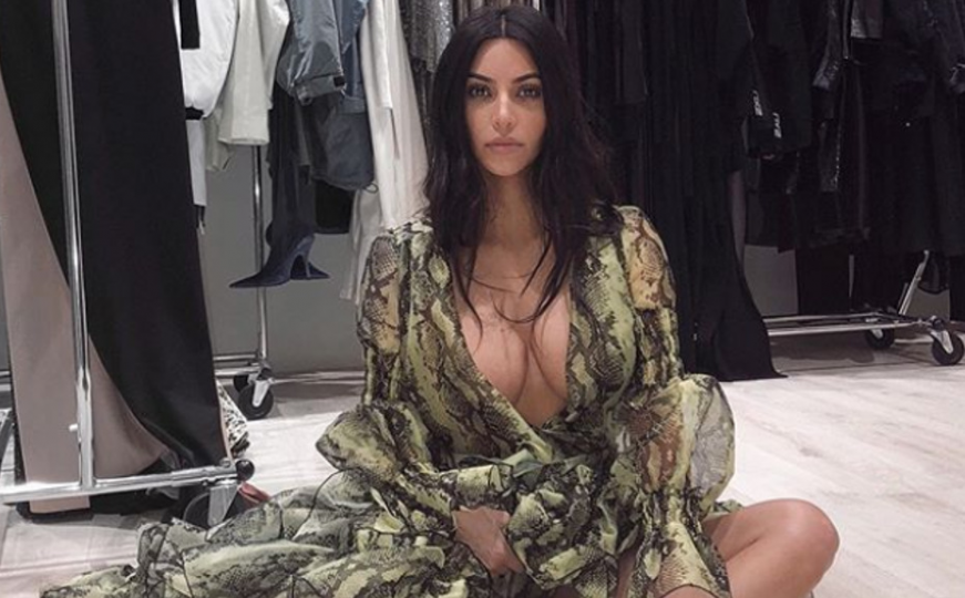 Kim Kardashian legla u kadu pa pokazala grudi kroz mokru majicu 