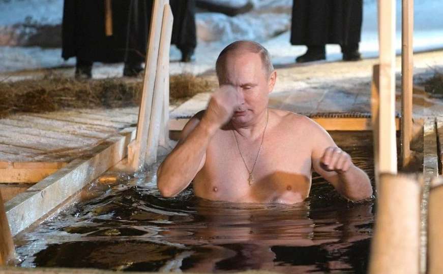 Vladimir Putin i ove godine zaronio u ledenu vodu