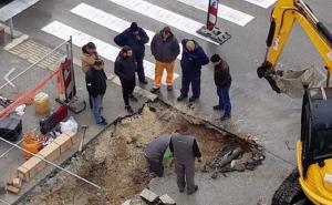 Jedan radi, a osmorica pomažu