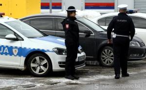 Muškarac se polio benzinom i prijeti da će se zapaliti