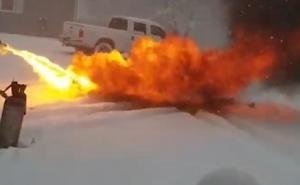 Neobična metoda za čišćenje snijega: Bacačem plamena do čistih ulica