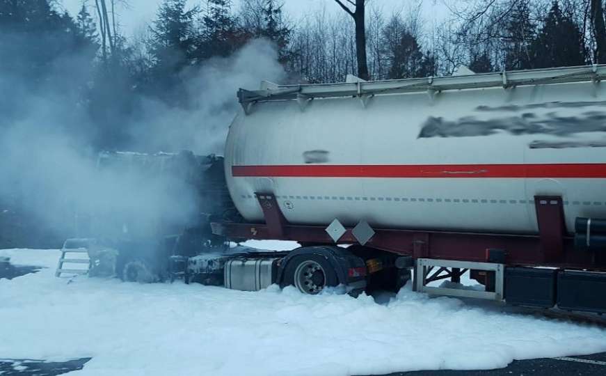 Drama na autoputu: Vozač iz BiH doživio šok, cisterna mu potpuno izgorjela