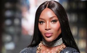 Naomi Campbell (48) na pisti pokazala gole grudi i savršene trbušnjake