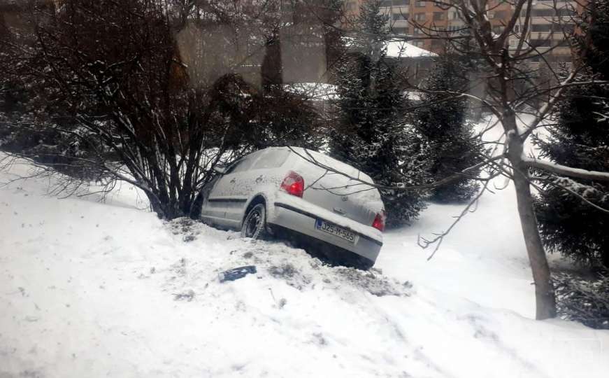 Snijeg pravi probleme vozačima: Polo sletio s ceste kod Bosmala