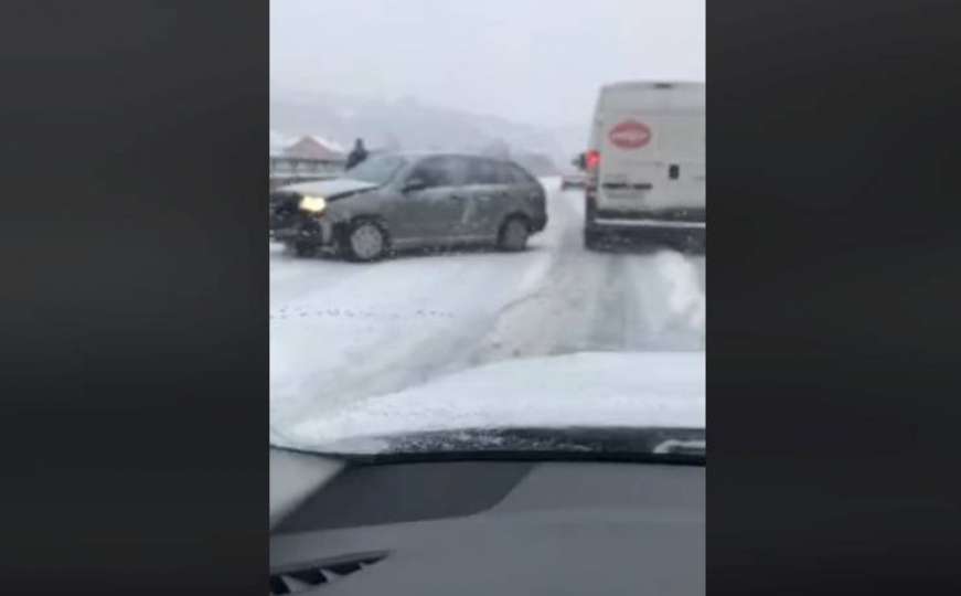 Katastrofalni uvjeti na cestama: Snijeg prouzrokovao udes i na autoputu kod Ilijaša