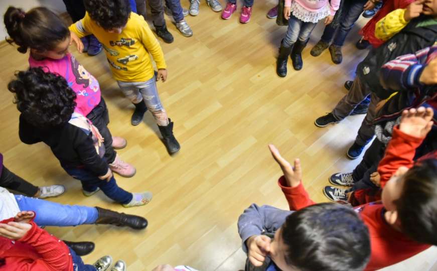 Djeca migranti i izbjeglice marljivo uče bosanski jezik pred polazak u školu