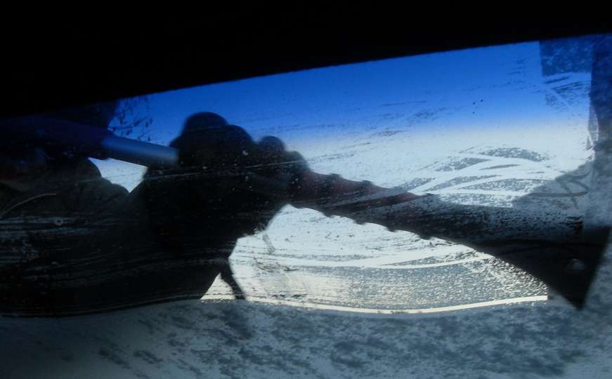 Sjajan trik kako odlediti staklo na autu, a da se ruke ne smrznu