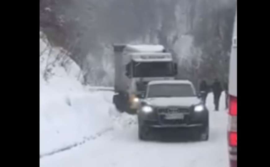 Put Sarajevo - Foča: Pogledajte kako je Audi Q7 izvukao šleper zaglavljen u snijegu