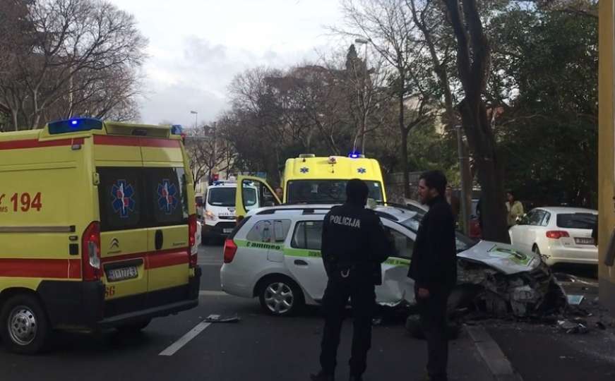 Taksijem Dacia Logan pokosio dvije žene na trotoaru pa se zabio u zid kuće