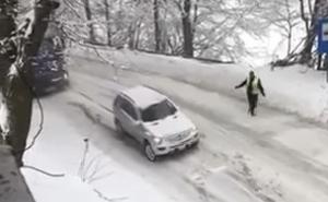 Kada kamion ne može po snijegu, Mercedes ga izvlači