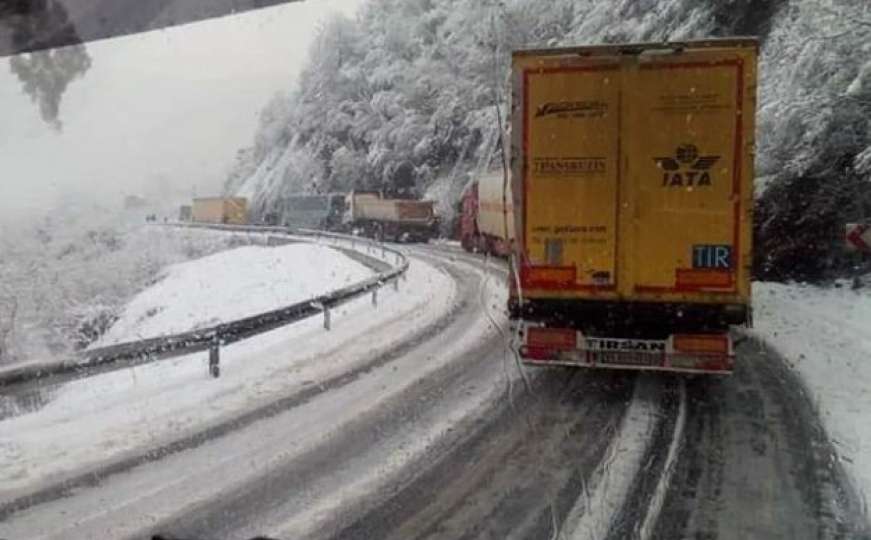 Vozači, oprez: Mokre ceste, snježni nanosi, odroni i radovi stvaraju probleme