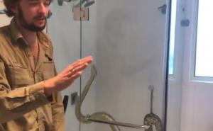 Porodica iz Australije zatekla veliku zmiju u kupatilu