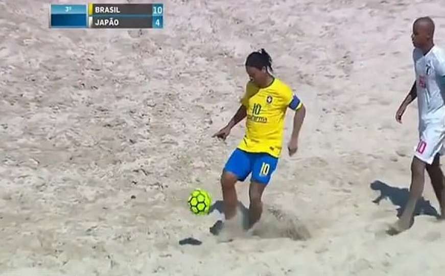 Mađioničaru stomak ne smeta: Ronaldinho "zaplesao" s loptom na plaži