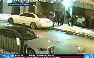 Na ulicama zaleđenog Chicaga ljudima otimaju kapute