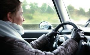 Stručnjaci savjetuju: Nikada ne vozite u zimskoj jakni