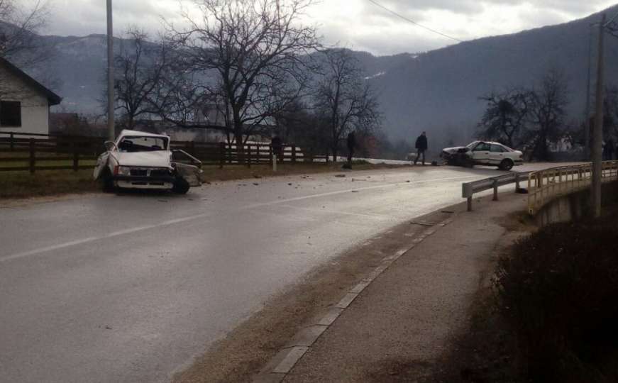 U saobraćajnoj nesreći u Novom Goraždu povrijeđena dvojica policajaca